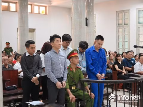 Các bị cáo (đứng) trong lần xét xử trước đó. Ảnh: Infonet