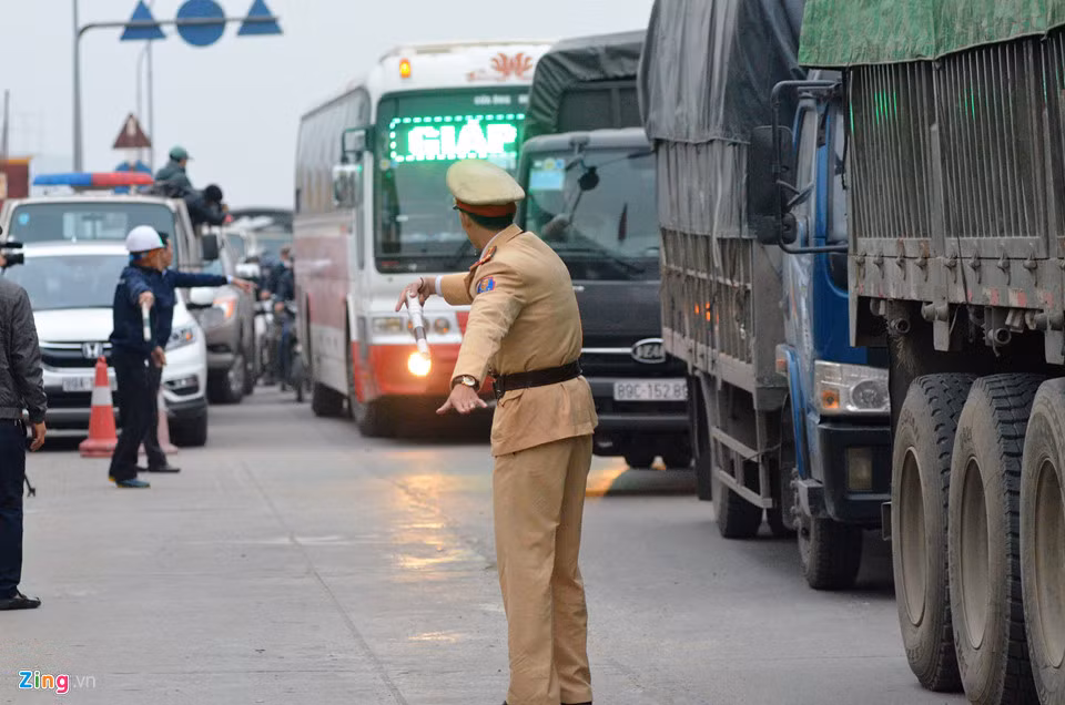 Lực lượng chức năng vất vả phân luồng giao thông cho xe cộ.