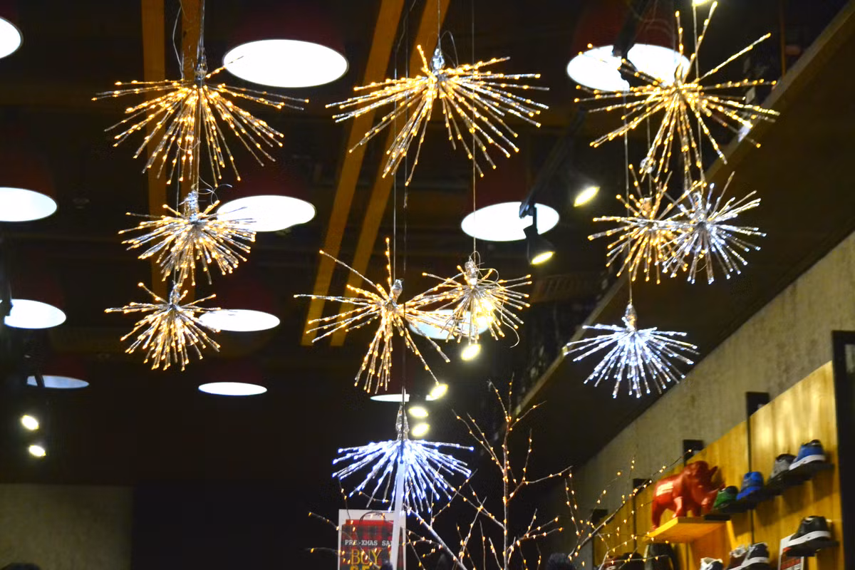 Đèn tuyết rực sáng trong các gian hàng.