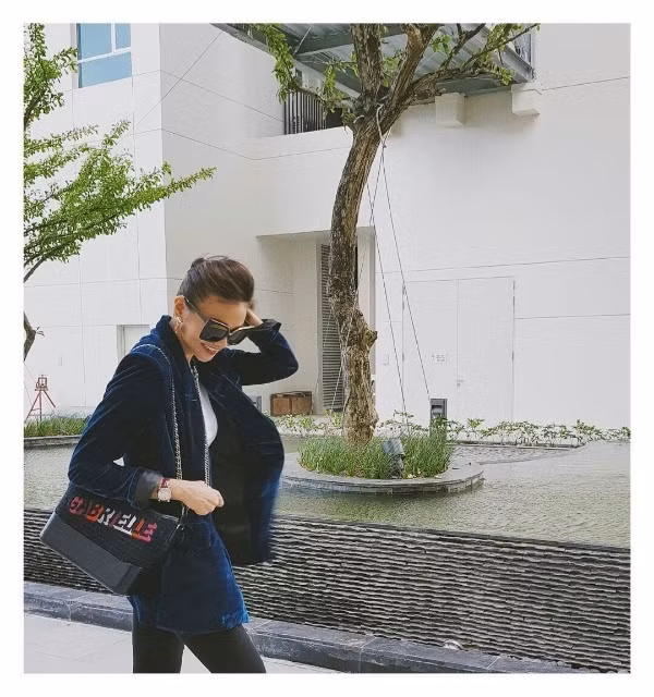 Thanh Hằng cũng là một trong những mỹ nhân Việt sở hữu dòng túi Chanel's Gabrielle ''nổi đình nổi đám''. Trong hình trên, chiếc túi của cô có giá trị không hề nhỏ (khoảng gần 77 triệu VND.)