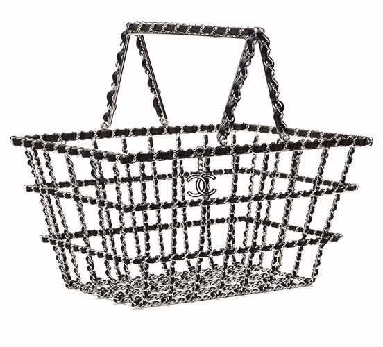 Chiếc giỏ xách tay của thương hiệu Channel đình đám giá 7.999 bảng Anh.