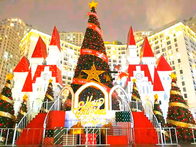 ... cùng những tòa lâu đài tráng lệ được dựng lên lung linh sắc màu.