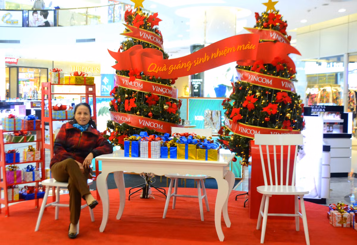 Bên trong trung tâm Vincom còn có nhiều cây thông khác kèm theo bàn ghế để cho khách hàng "check in".