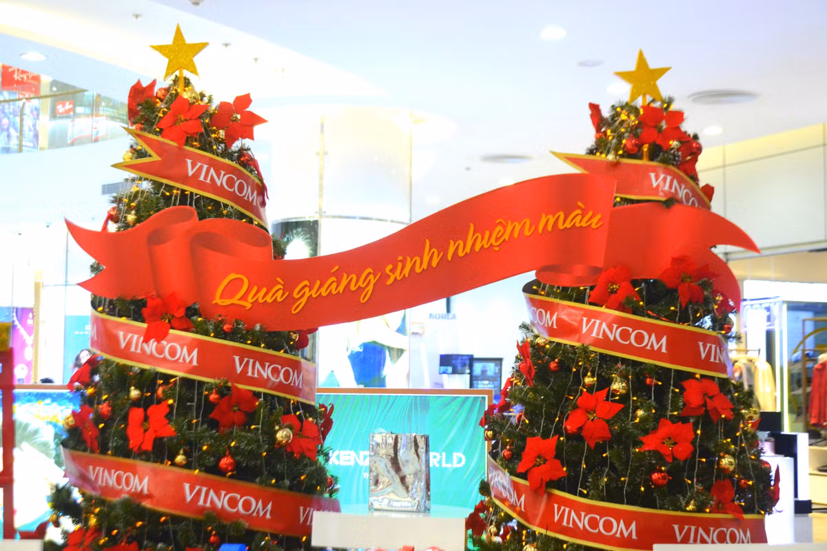 Trong ngày đông lạnh, người đi đường cảm thấy ấm áp hơn khi ngắm nhìn những khung cảnh, ánh đèn màu trang trí cho mùa Noel.