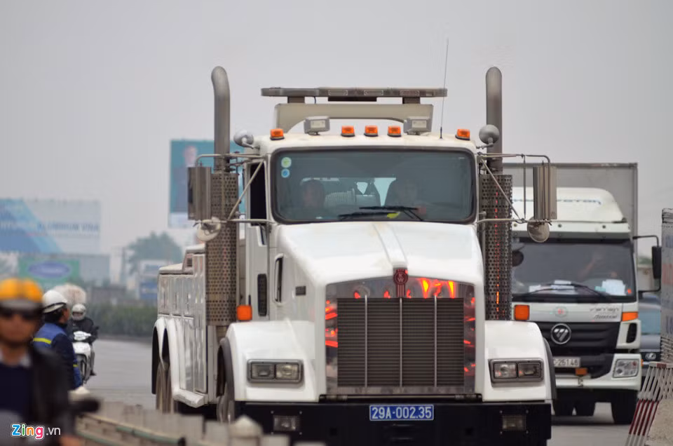 Trước đó, cơ quan chức năng đã huy động xe cẩu cỡ lớn đến hiện trường. Theo chủ đầu tư, những xe cố tình dừng đỗ gây ùn tắc sẽ bị cẩu đi.