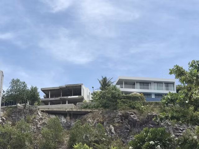 Theo quy hoạch, ngoài khu khách sạn và căn hộ cao cấp, dự án này còn có 69 lô biệt thự cao cấp. Tuy nhiên, đến tháng 7/2017, tại khu biệt thự cao cấp này có hơn 60 lô biệt thự với diện tích 300 - 600m2 nhưng mới có khoảng 20 nhà đã ở và đang xây dựng, nhiều lô đất đầy cỏ cây hoang dại hoặc san ủi dở dang. Bên trong khu biệt thự không hề xây dựng các dịch vụ tiện ích đi kèm như thiết kế ban đầu. Ảnh: BizLIVE.