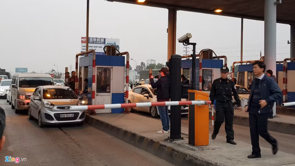 Có thời điểm 3 xe xuất hiện cùng lúc ở 3 cửa thu phí của quốc lộ 5 và kéo dài thời gian qua trạm. Trạm BOT này có 4 cửa thu phí mỗi chiều đường.