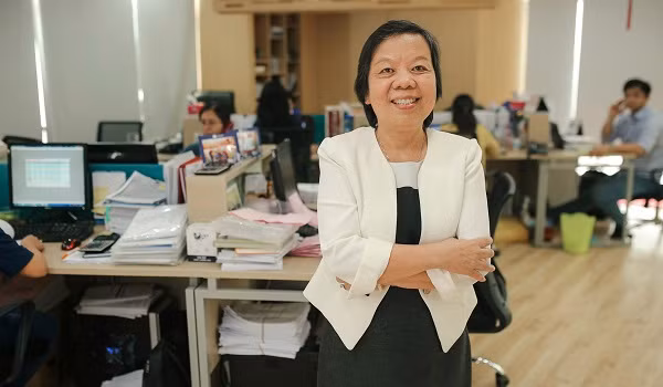  10. Trương Thị Lệ Khanh Đứng thứ 10 là bà Trương Thị Lệ Khanh. Bà Khanh đang nắm giữ chức Chủ tịch kiêm Tổng giám đốc Công ty Cổ phần Vĩnh Hoàn, hoạt động chủ yếu trong lĩnh vực thủy sản. Khối tài sản của bà Khanh nắm giữ hơn 2.369 tỷ đồng. Ảnh: taichinh.online.