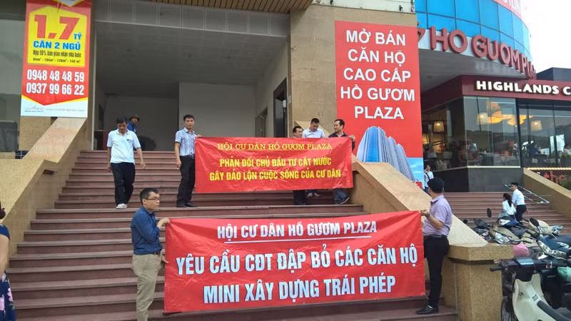 Người dân căng băng rôn, khẩu hiệu phản đối chủ đầu tư tòa nhà Hồ Gươm Plaza. Ảnh: TTTĐ.
