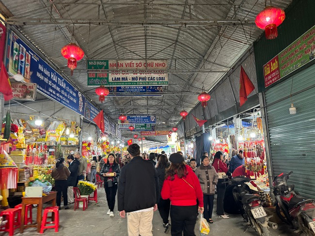 Qua hàng trăm năm, di tích Đền Chợ Củi được giữ gìn và tôn tạo, đền Quan Hoàng Mười ngày nay đã trở hành điểm đến truyền thống, chốn tâm linh của người dân Xứ Nghệ và du khách thập phương. Nhất là những ngày đầu năm Tết Nguyên đán, Đền Quan Hoàng Mười nườm nượp dòng người tới thắp hương, kính lễ.