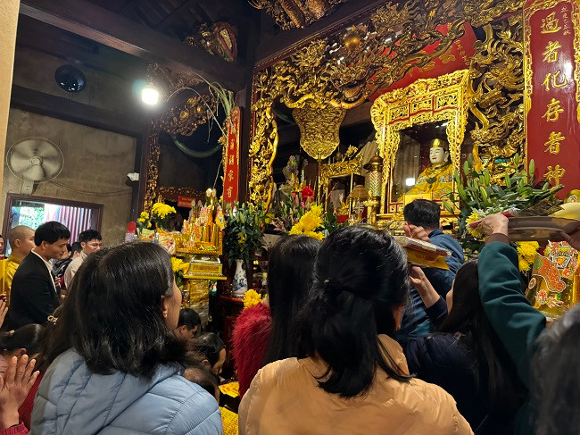 Theo quan niệm dân gian, quan Hoàng Mười là vị thánh chuyên ban lộc cho phát về công danh sự nghiệp, chính vì thế, ai cũng muốn đến xin lộc vào mỗi dịp đầu năm. Với vị trí địa linh, sơn thủy hữu tình, ngôi đền cổ kính nằm bên dòng sông Lam (Hà Tĩnh) là điểm đến truyền thống không chỉ của người dân Nghệ Tĩnh, mà còn là điểm đi lễ yêu thích của người dân các tỉnh miền Trung và cả nước.