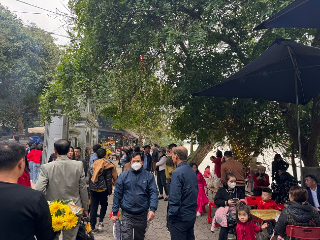 Hằng năm du khách muôn phương về đây hành lễ, vãn cảnh đắm mình trong phong cảnh nên thơ. Qua đó tạo cho khách những giờ phút thảnh thơi, tĩnh tại, ở chốn linh thiêng này.