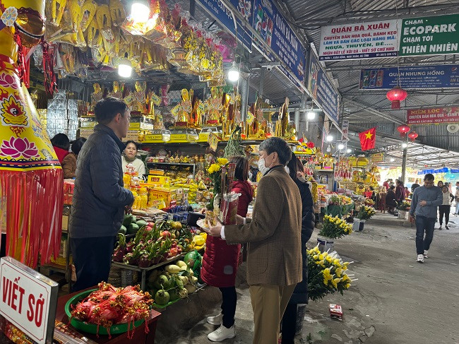 Anh Võ Hoàng ở TP Hà Tĩnh chia sẻ: “Năm nào cũng vậy, cứ vào ngày mùng 1 tết, gia đình tôi lại về đền Củi để dâng lễ, thắp hương cầu mong bước sang năm mới luôn mạnh khỏe, bình an và gặp nhiều may mắn”. Việc dâng lễ tùy vào tín chủ muốn cầu may, cầu an, cầu duyên, giải hạn để sắm lễ nhiều hay ít, giá mỗi mâm lễ từ 500.000 đồng đến vài triệu đồng. Dọc tuyến đường vào đền, nhiều dịch vụ như: sắp lễ thuê, đồ lưu niệm, viết sớ… thu hút nhiều du khách.