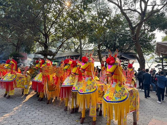 Trước sân ngoài là miếu cô Chín, hai góc sân trong là miếu Cô, miếu Cậu. Ba miếu trên đều thờ quân gia, thế thần của đức thánh mẫu Liễu Hạnh. Hạ điện gồm 3 gian, 4 vì, 8 cột bằng lim. Tại gian giữa hạ điện có đặt Long ngai và tượng Hưng Đạo đại vương trong tư thế ngồi. Trung điện gồm 3 gian, 2 hồi, gian chính thờ tượng Chiêu Trưng đại vương Lê Khôi.
