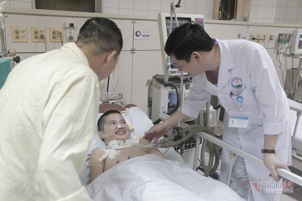 Ky tich cau be bat ngo tinh day sau 2 nam song thuc vat