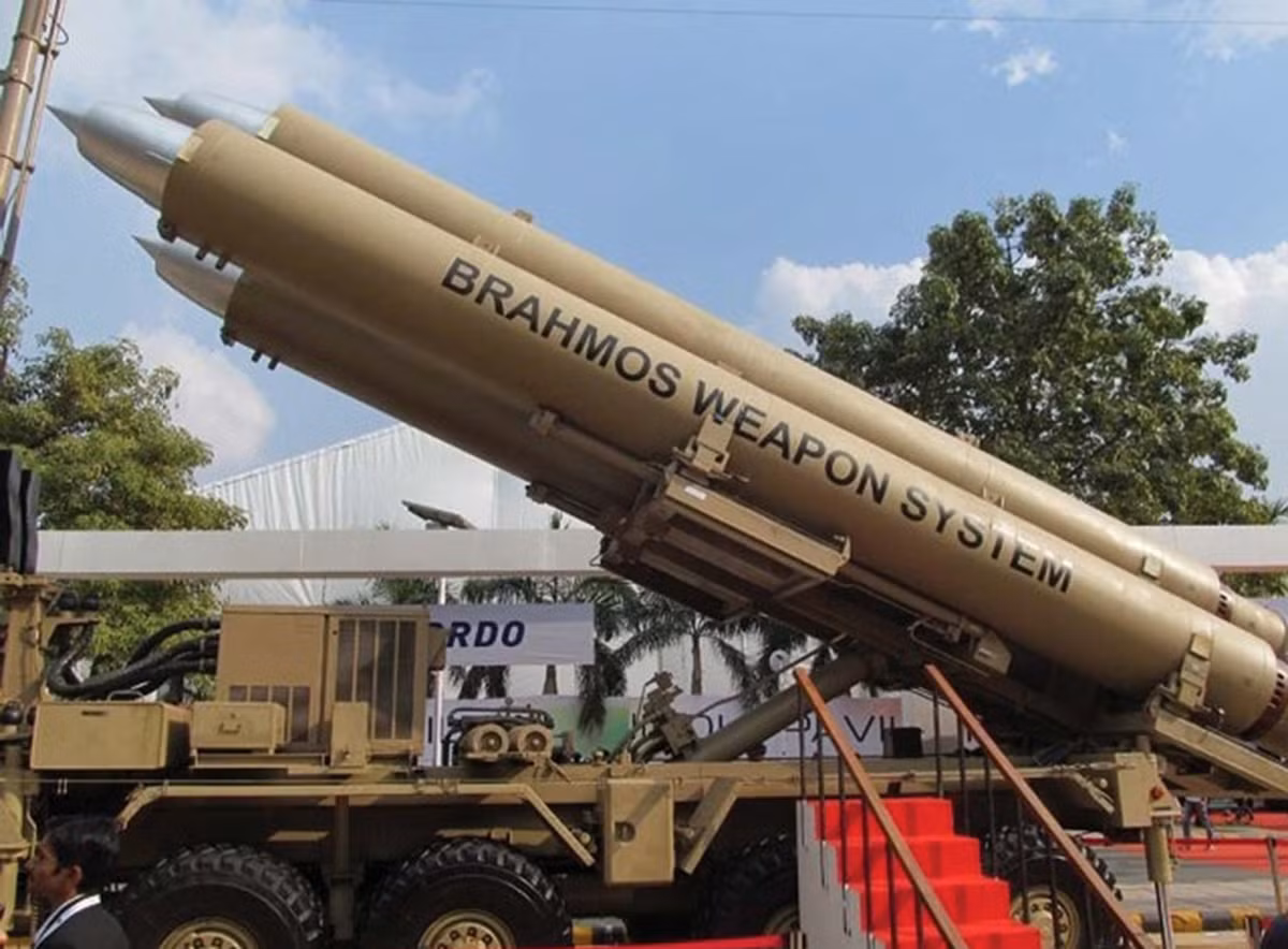 Tên lửa hành trình siêu âm BrahMos là sản phẩm liên doanh giữa Ấn Độ và Nga. BrahMos là tên ghép từ tên sông Brahmaputra và sông Moskva. Đây là tên lửa hành trình nhanh nhất thế giới với tốc độ bay Mach 2,8 - 3,0. Ảnh: defence news.com