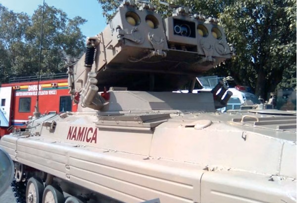 Tên lửa NAG và xe mang phóng NAMICA. Được coi là tên lửa chống tăng duy nhất trên thế giới có cấu trúc hoàn toàn bằng sợi thủy tinh, NAG nặng 42 kg, sử dụng hệ thống hình ảnh hồng ngoại để tìm mục tiêu, có tốc độ bay 230 mét/giây và có thể đánh trúng các mục tiêu cách khoảng 4 - 5 km. Ảnh: defence news.com