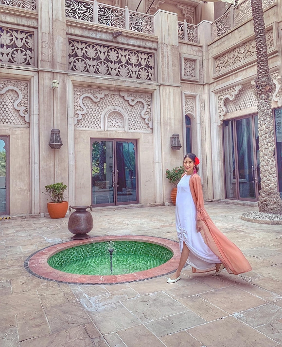 Dien dam trang, Lan Khue van tu tin khoe dang thon, bung to bay veo-Hinh-2