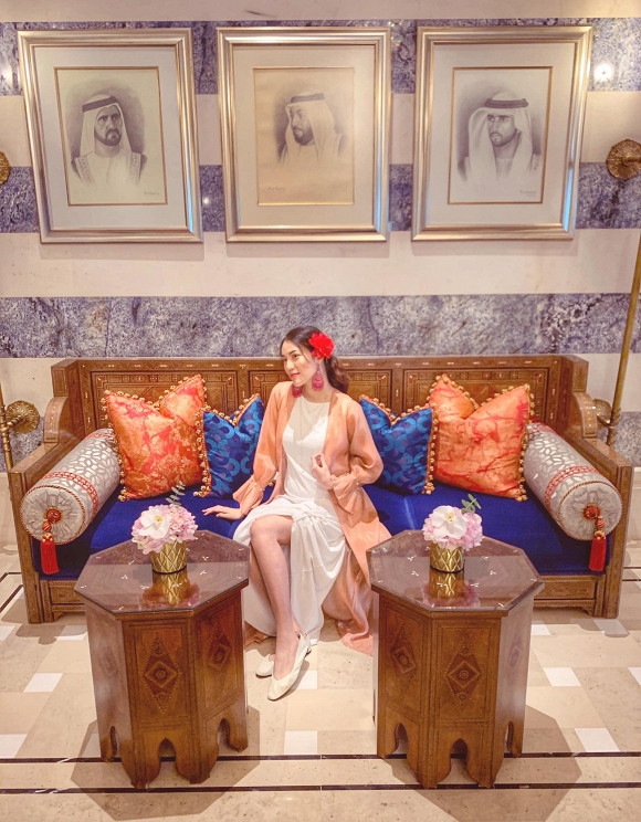 Dien dam trang, Lan Khue van tu tin khoe dang thon, bung to bay veo