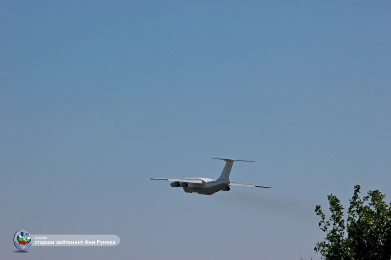 Tiêm kích đa năng F-16 tuy rằng có thể đảm nhiệm vai trò tấn công mặt đất nhưng nó không được tối ưu hóa hoàn toàn cho nhiệm vụ này so với “xe tăng bay” Su-25.