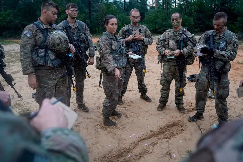 Các chỉ huy tập trung hội ý trước chiến dịch.