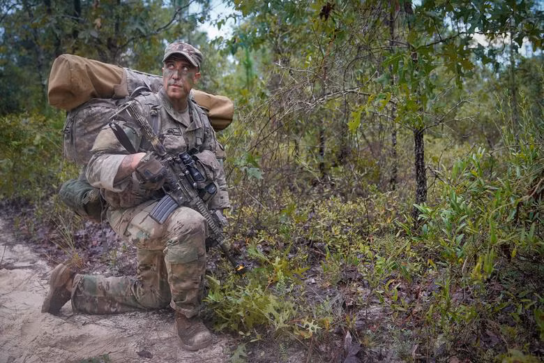 Trung sỹ Jason Lyday đang tạm nghỉ trên đường hành quân trong cuộc huấn luyện ở căn cứ Eglin.