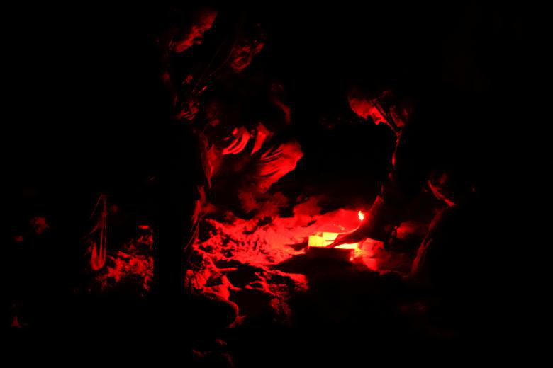 Các chỉ huy đang chuẩn bị cho nhiệm vụ huấn luyện ban đêm.