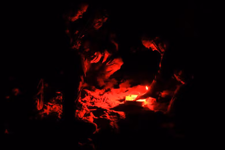 Các chỉ huy đang chuẩn bị cho nhiệm vụ huấn luyện ban đêm.