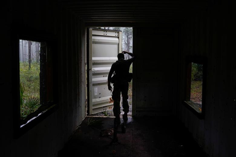 Một binh sỹ đang trú mưa trong cuộc huấn luyện ở căn cứ Eglin.