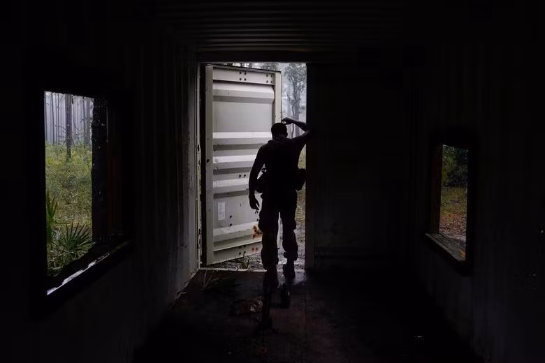 Một binh sỹ đang trú mưa trong cuộc huấn luyện ở căn cứ Eglin.