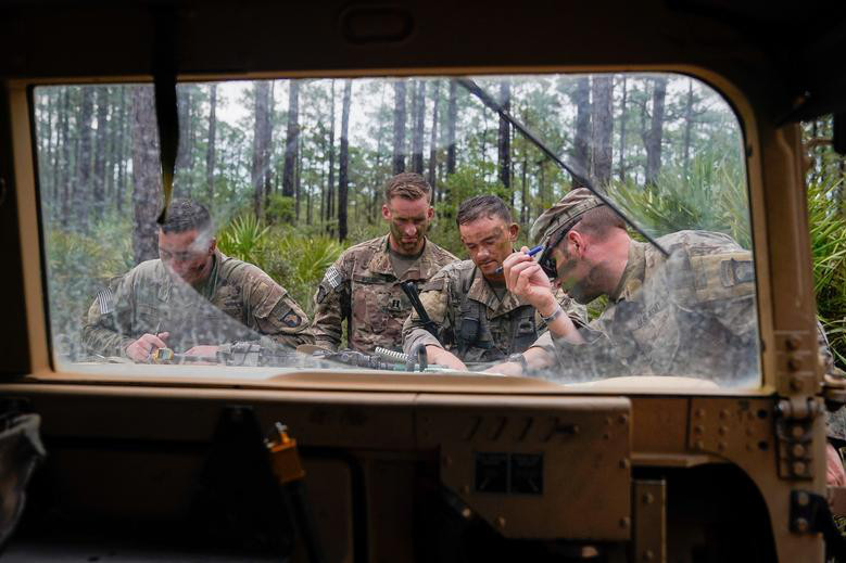 Các chỉ huy trao đổi kế hoạch trong cuộc huấn luyện.