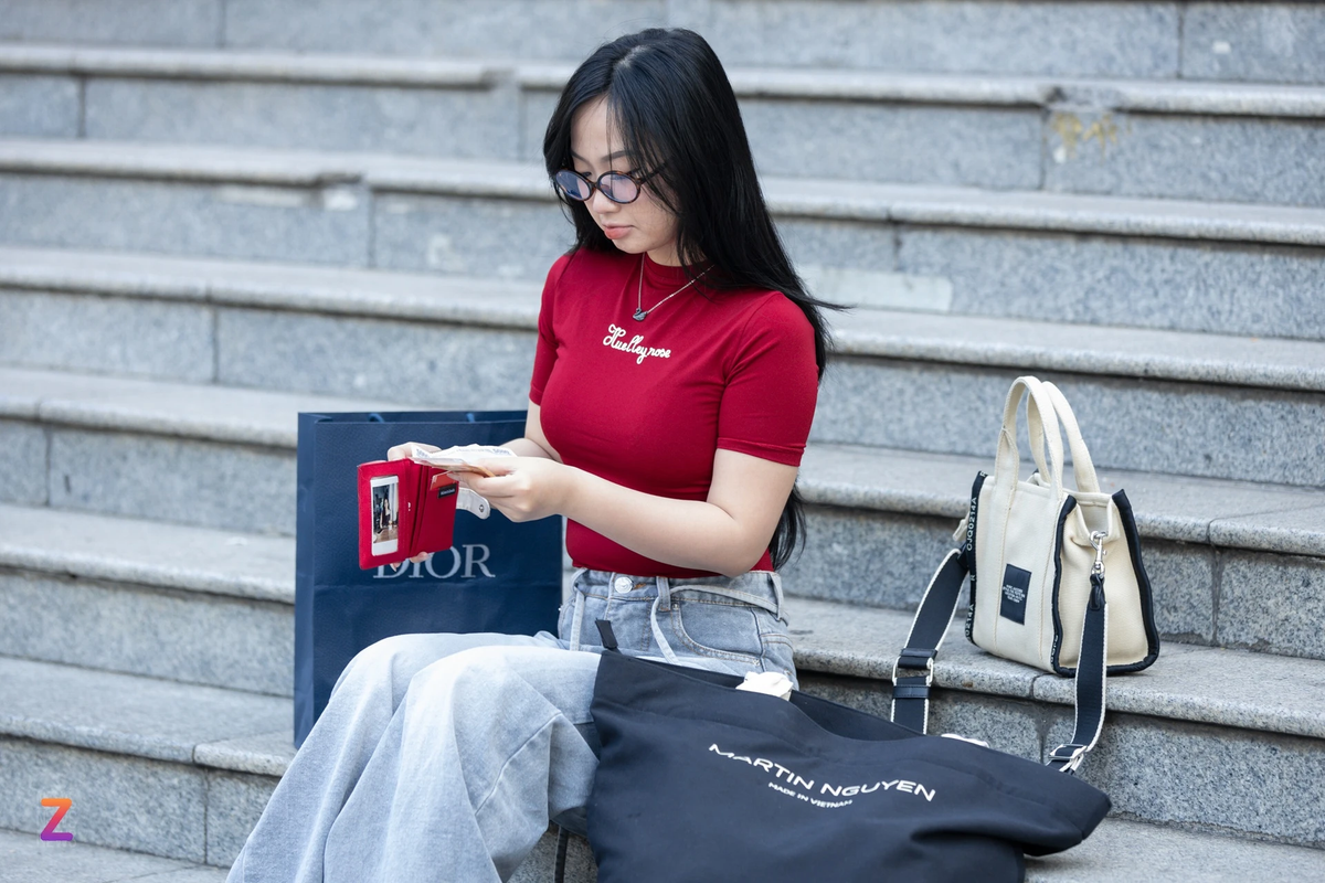 Vé máy bay đắt đỏ dịp lễ là lý do khiến nhiều người từ bỏ ý định đi du lịch. Ảnh minh họa: Phương Lâm