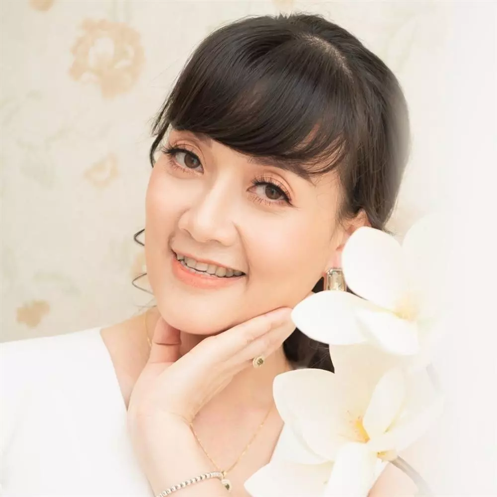 Trước khi thành danh hài, cô còn từng thử sức trong cuộc thi sắc đẹp và lọt Top 20 Hoa hậu Việt Nam. Vân Dung được khán giả nhận xét vừa có tài vừa có sắc nên mới "sống dai" được với nghề. Sau ánh đèn sân khấu, Vân Dung chọn lối sống kín tiếng, ít chia sẻ về chuyện gia đình với truyền thông. Vậy nên những hình ảnh về cơ ngơi bạc tỷ mà nữ nghệ sĩ chia sẻ trên trang cá nhân ngay lập tức thu hút sự chú ý của công chúng.