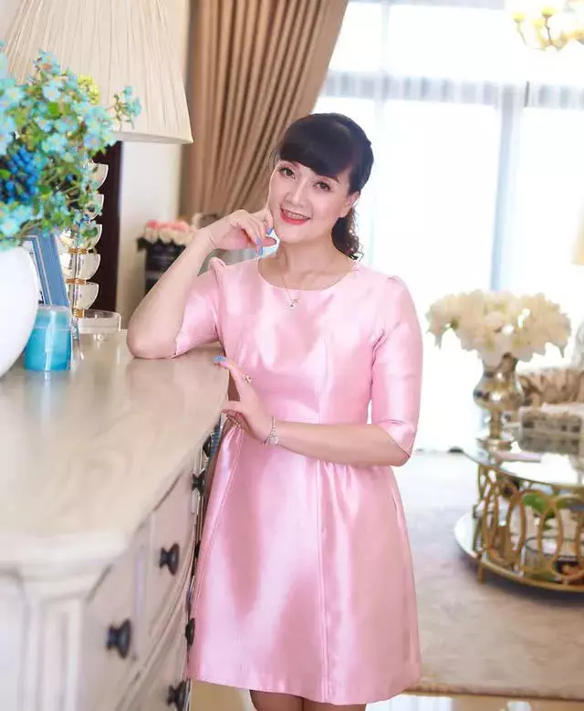 Nghệ sĩ Vân Dung từng sống cùng gia đình ở nhà mặt đất nhưng sau đó cô quyết định chuyển sang chung cư sinh sống. Theo nữ danh hài, ở nhà mặt đất có thuận tiện nhưng tiếng còi xe khá ồn ào, lại nhanh bẩn nên cô chuyển lên chung cư sống. Vân Dung mua 2 căn hộ trong cùng tòa nhà để tiện chăm sóc bố mẹ.