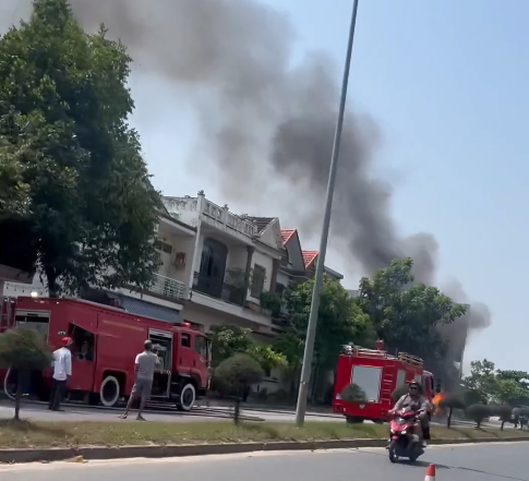 Nang nong, xe cho nhua duong boc chay tro khung o Da Nang-Hinh-3