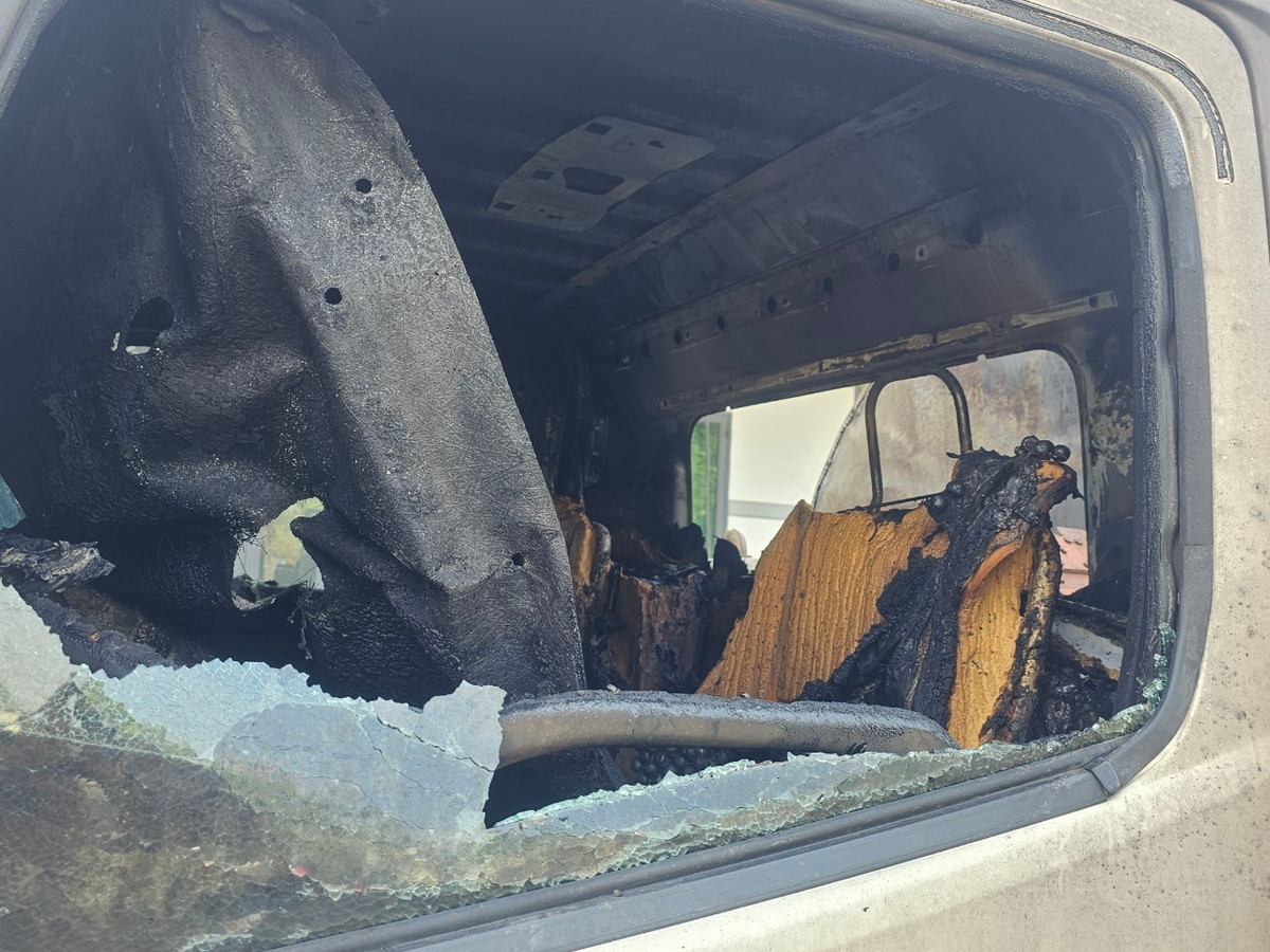 Chiếc xe thi công đường bộ bị cháy trơ khung.