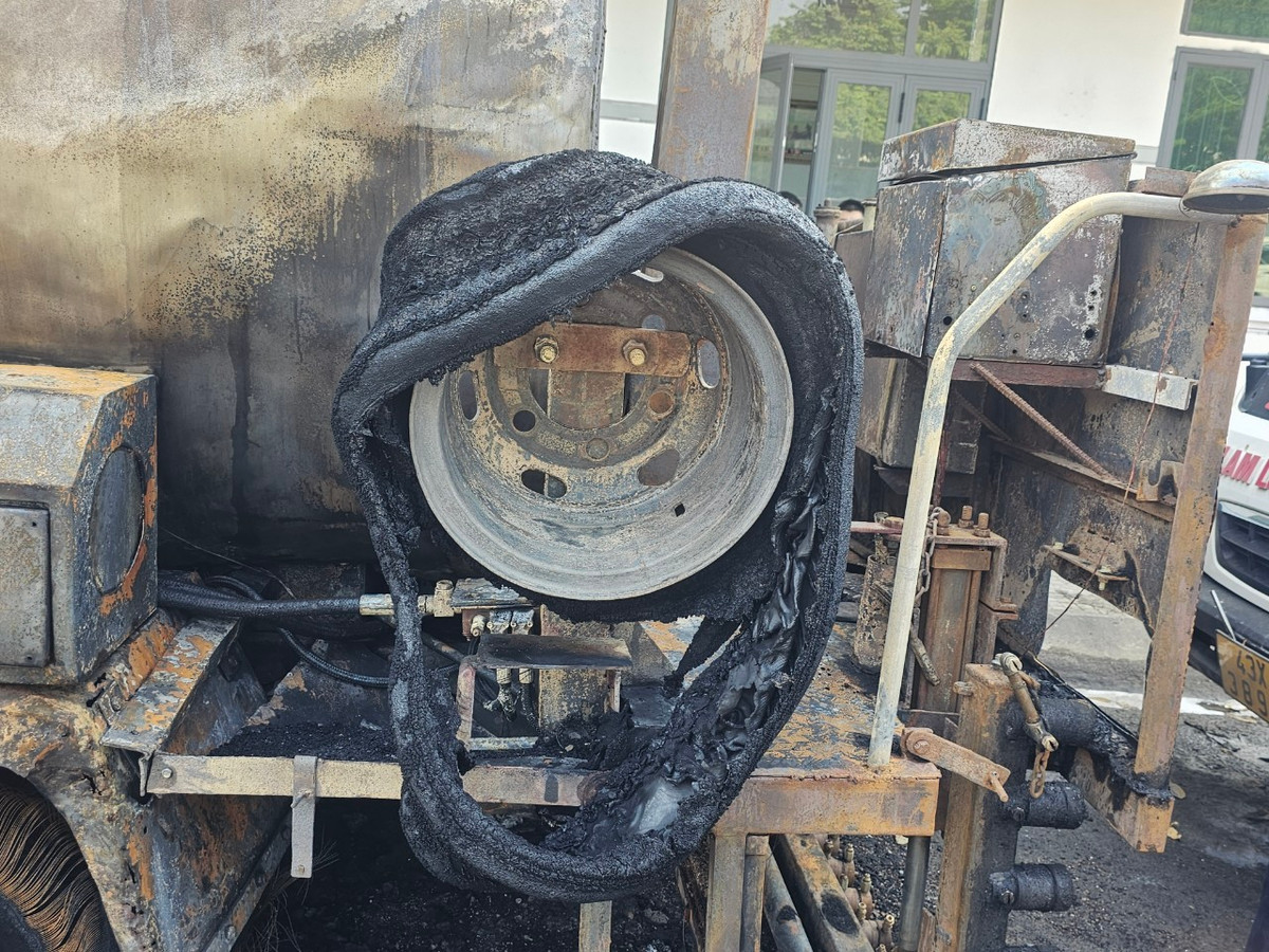 Nhiều bộ phận trên xe bị hư hỏng nặng.