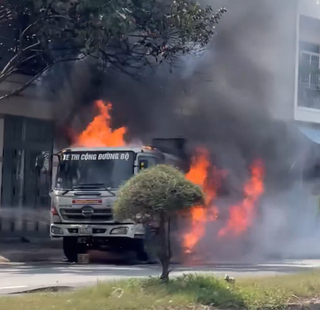 Nang nong, xe cho nhua duong boc chay tro khung o Da Nang