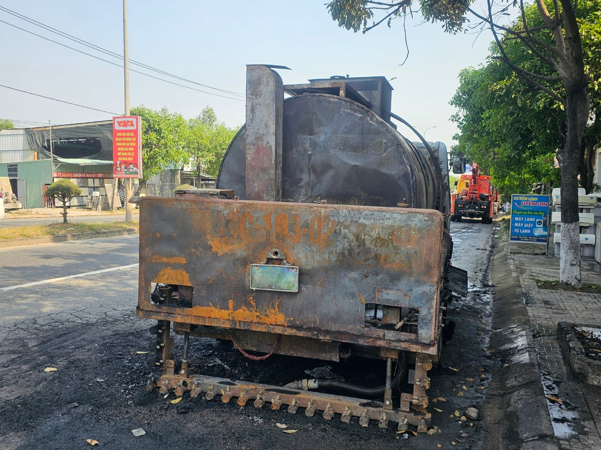 Theo các nhân chứng tại hiện trường, xe đang lưu thông thì tự bốc cháy.