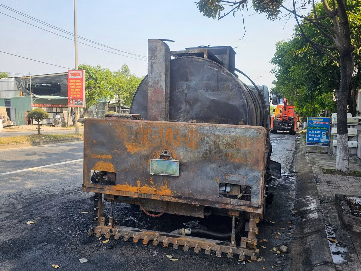 Theo các nhân chứng tại hiện trường, xe đang lưu thông thì tự bốc cháy.