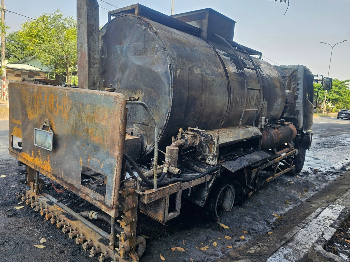 Theo nhiều người dân, đây có thể là nguyên nhân khiến xe chở nhựa đường bốc cháy giữa trưa nắng.