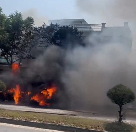 Nang nong, xe cho nhua duong boc chay tro khung o Da Nang-Hinh-2