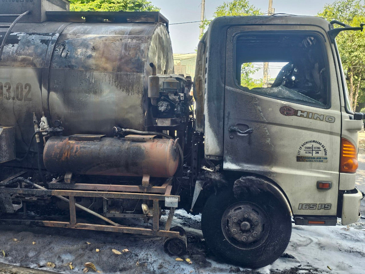 Rất may, tài xế đã nhanh chân thoát khỏi đám cháy.