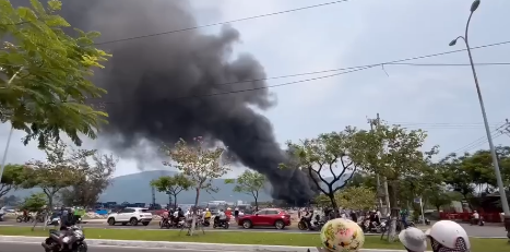 Da Nang: Chay lon tai nha kho khu vuc au thuyen Tho Quang-Hinh-2