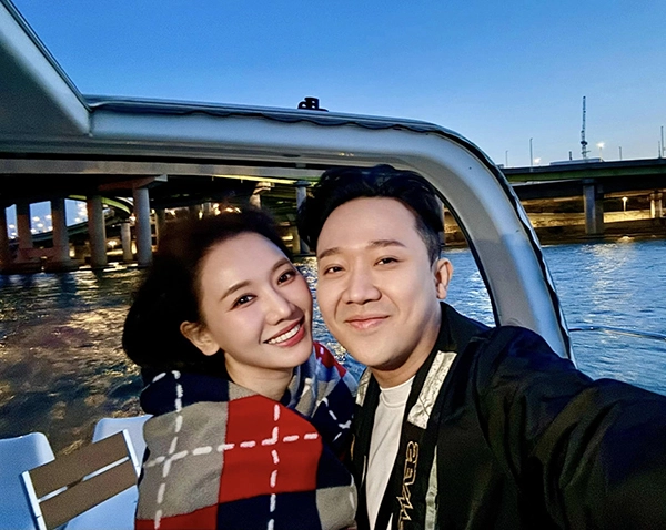 Trấn Thành thường xuyên tặng những món quà giá trị cho vợ, thậm chí còn tự tổ chức những chuyến đi chơi "hâm nóng" tình yêu của 2 người.