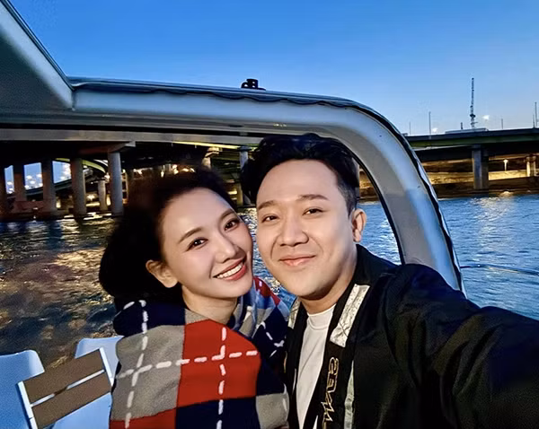 Trấn Thành thường xuyên tặng những món quà giá trị cho vợ, thậm chí còn tự tổ chức những chuyến đi chơi "hâm nóng" tình yêu của 2 người.