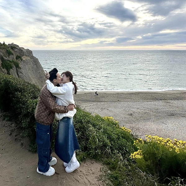 Còn về phía MC Trấn Thành, từ sau khi kết hôn, sự nghiệp của anh vẫn thăng hoa. Anh nhận được sự ủng hộ của người hâm mộ trong nhiều dự án nghệ thuật. Trong cuộc sống đời tư, dù chưa có con cùng vợ nhưng Trấn Thành vẫn yêu thương và trân trọng cuộc hôn nhân này.