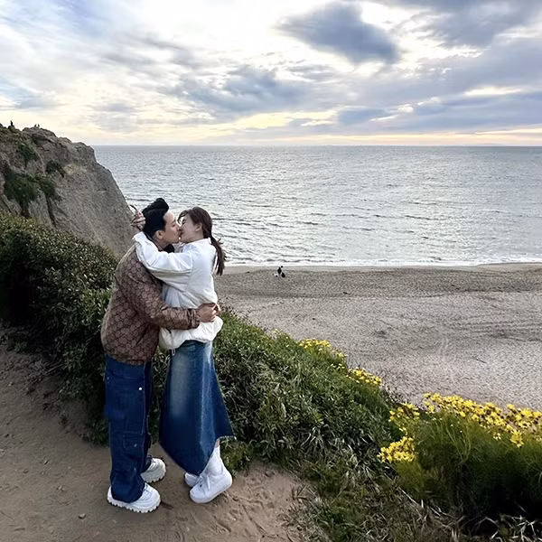 Còn về phía MC Trấn Thành, từ sau khi kết hôn, sự nghiệp của anh vẫn thăng hoa. Anh nhận được sự ủng hộ của người hâm mộ trong nhiều dự án nghệ thuật. Trong cuộc sống đời tư, dù chưa có con cùng vợ nhưng Trấn Thành vẫn yêu thương và trân trọng cuộc hôn nhân này.