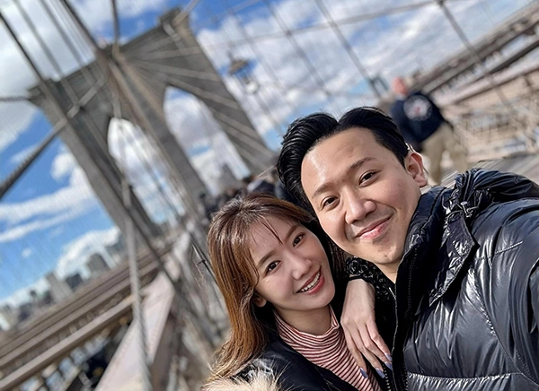 Với Hari Won, cô vẫn cố gắng giữ tinh thần vui vẻ. Ngoài ra, sự động viên của MC Trấn Thành cũng là động lực giúp nữ ca sĩ bình tĩnh vượt lên mọi biến cố.