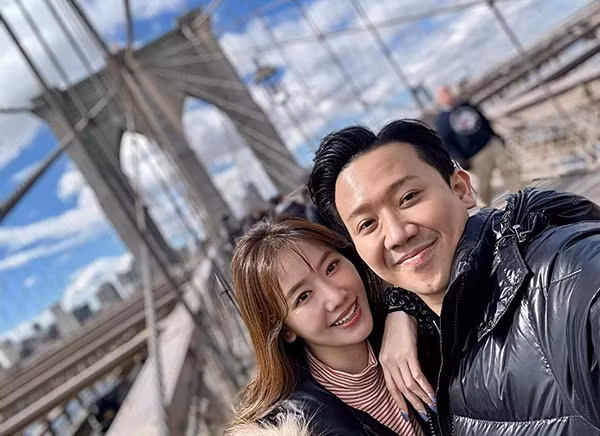 Với Hari Won, cô vẫn cố gắng giữ tinh thần vui vẻ. Ngoài ra, sự động viên của MC Trấn Thành cũng là động lực giúp nữ ca sĩ bình tĩnh vượt lên mọi biến cố.